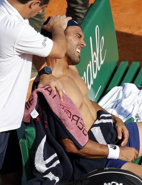 Torneo Atp di Monte Carlo: il dominicano Victor Estrella Burgos riceve le cure del massaggiatore durante il match contro lo spagnolo David Ferrer (Reuters)